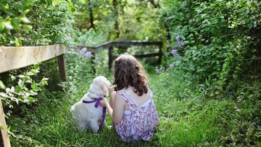 狗狗和小女孩的感情非常好。（示意圖／翻攝自pixabay）